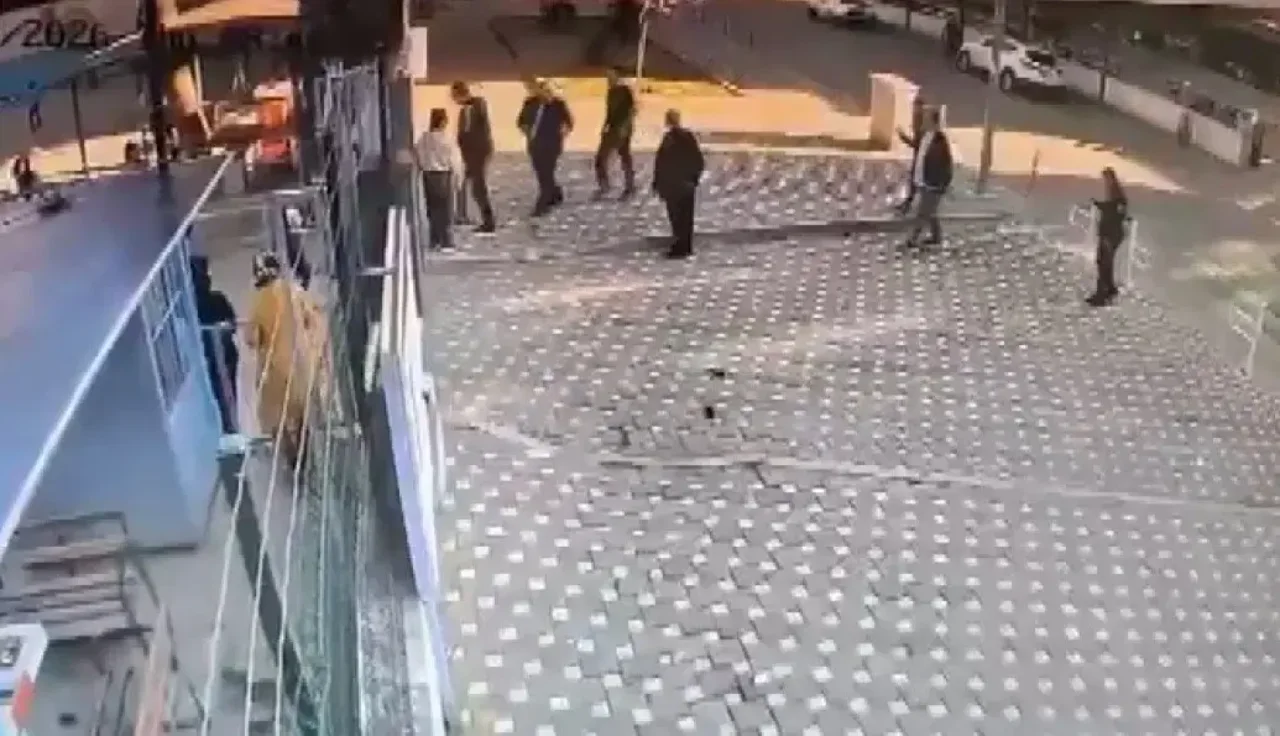 Izmirde Okul Onunde Bekci Ile Ogretmen Arasinda Arbede (1)