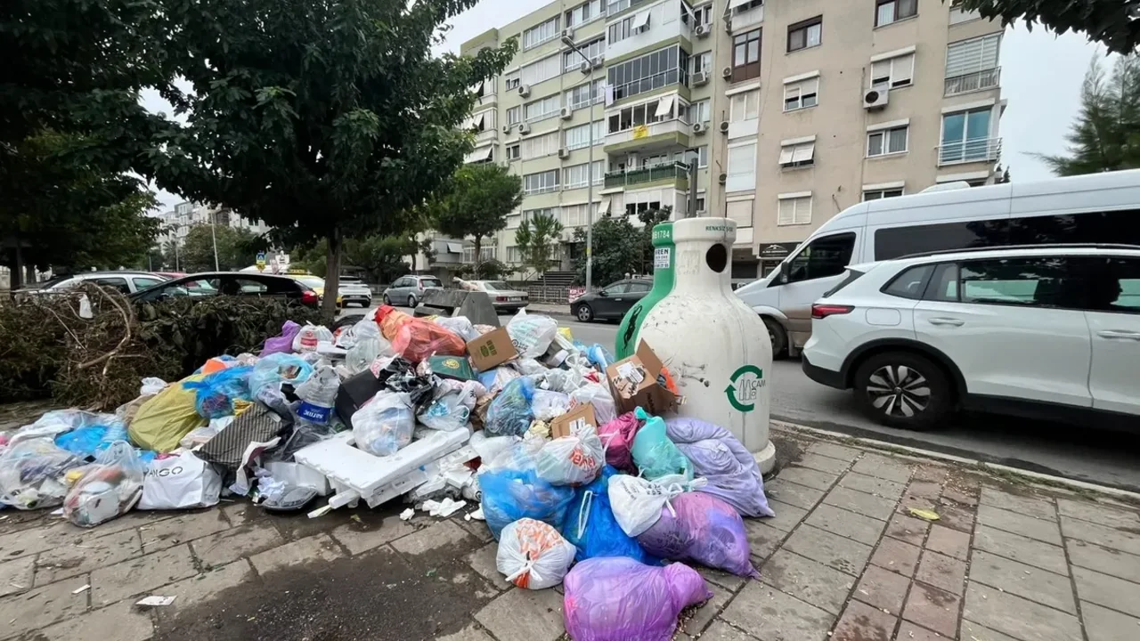 Karsiyakada Cop Yiginlari Buyurken Baskanin Yurt Disinda Olmasi Tepki Cekti (2)