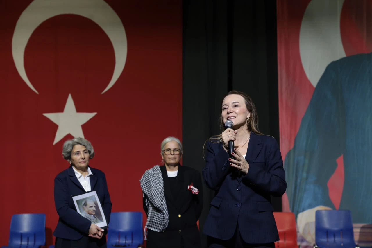 Konak In Cinarlari Cumhuriyet Icin Sahneye Cikti Yenibakishaber (1)