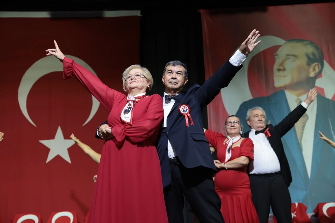Konak In Cinarlari Cumhuriyet Icin Sahneye Cikti Yenibakishaber (2)