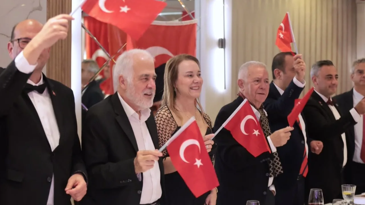Konak Ta Cumhuriyet Coskusu Cocuklar Icin Dayanismaya Donustu Yenibakishaber (1)