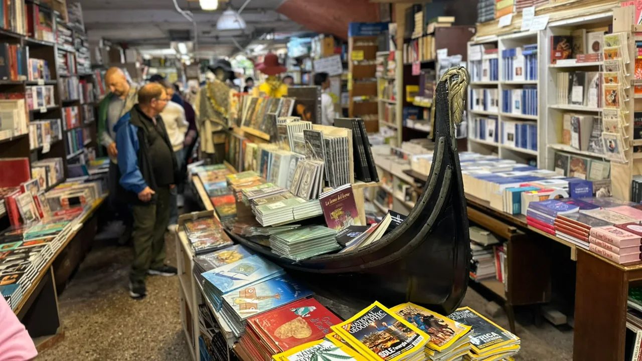 Libreria Acqua Alta Yenibakishaber (2)