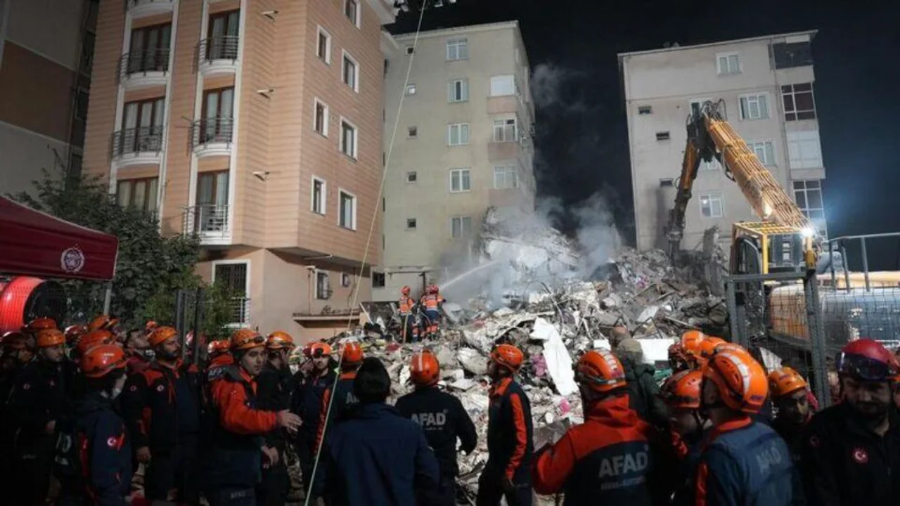Maltepede Yikilan Binadan Aci Haber 5 Kisi Hayatini Kaybetti Enkaz Calismalari Suruyor Yenibakishaber