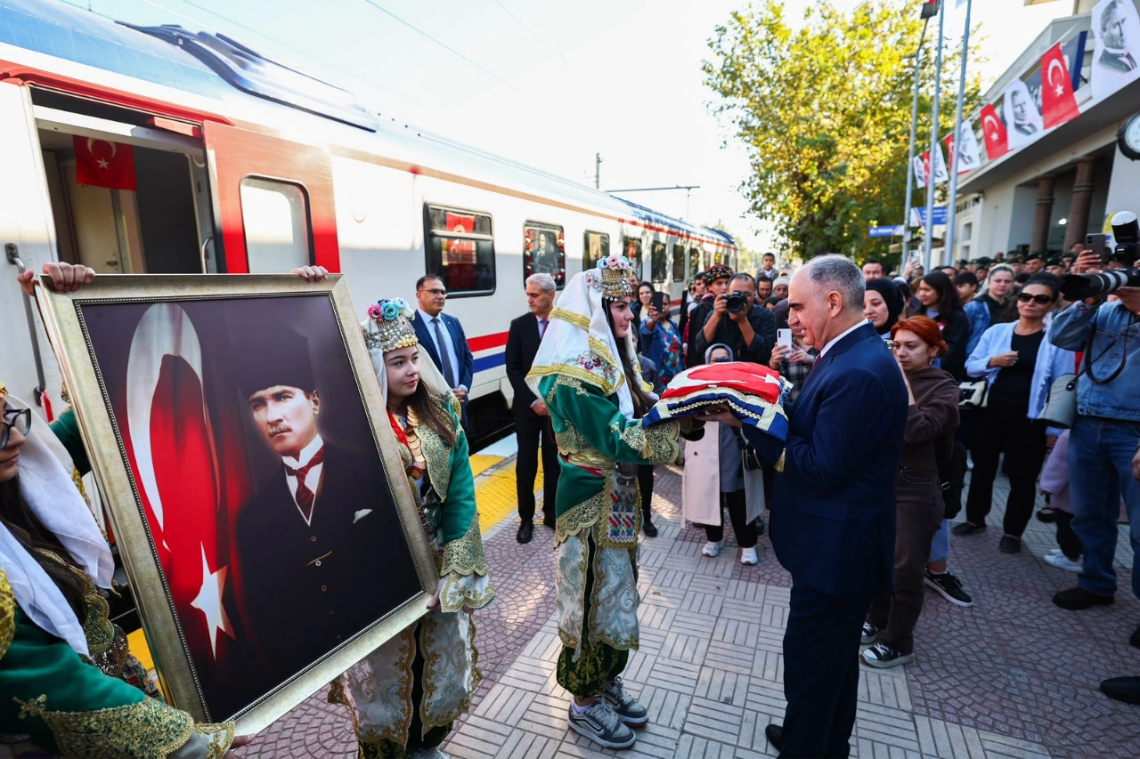 Manisa Da 101 Yillik Gurur Ataturk Un Ziyareti Kutlandi Yenibakishaber (2)