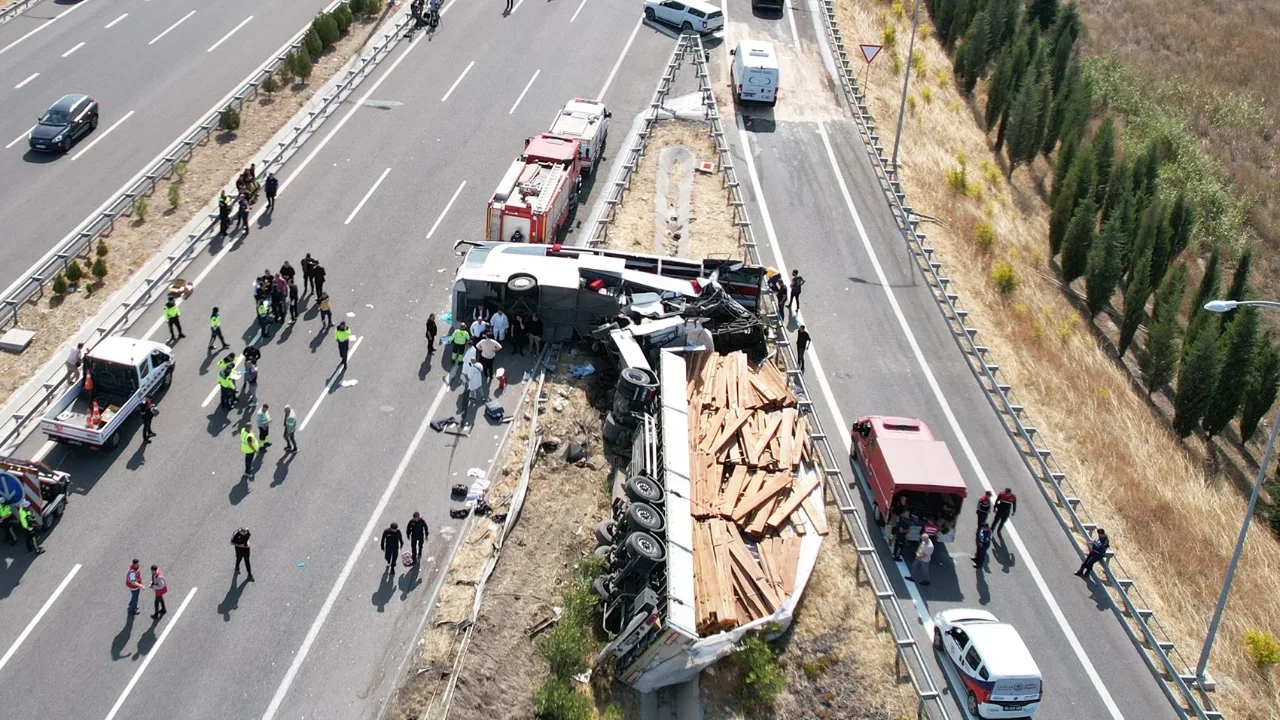 Manisa Da 11 Kisinin Hayatini Kaybettigi Kazada Olenlerin Kimlikleri Belli Oldu Yenibakishaber