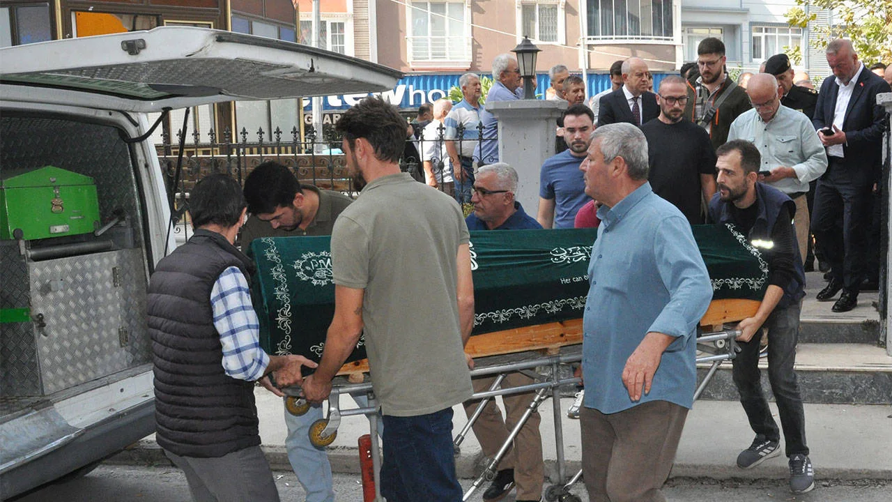 Manisa Daki Feci Kazada Hayatini Kaybeden 10 Kisi Bursa Da Topraga Verildi Yenibakishaber