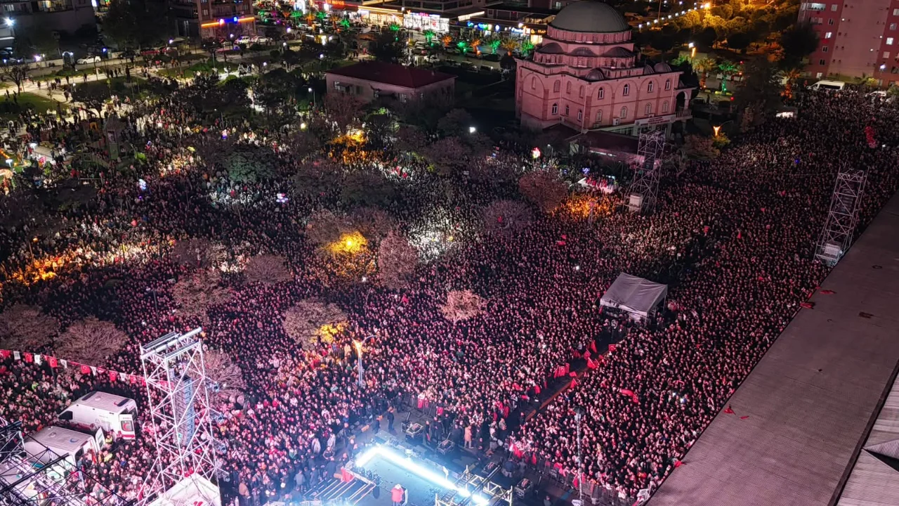 Menemen De Cumhuriyet Coskusu Tarihe Gececek Goruntulere Sahne Oldu Yenibakishaber (1)