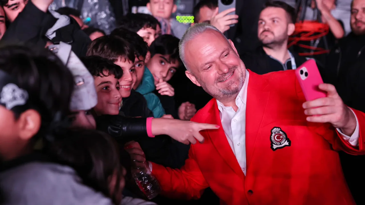 Menemen De Cumhuriyet Coskusu Tarihe Gececek Goruntulere Sahne Oldu Yenibakishaber