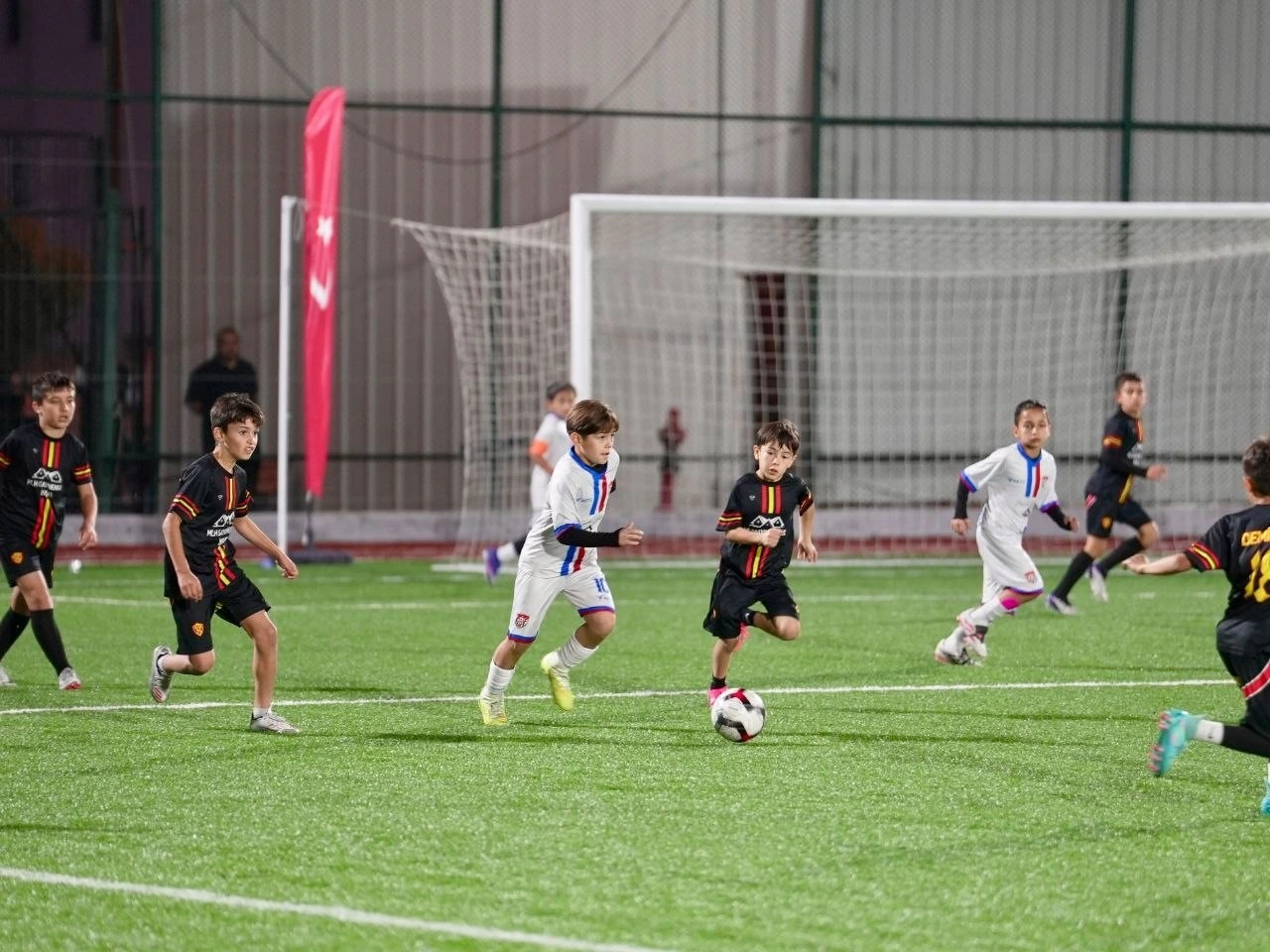 Minik Futbolcular Cumhuriyet Icin Yaristi Yenibakishaber