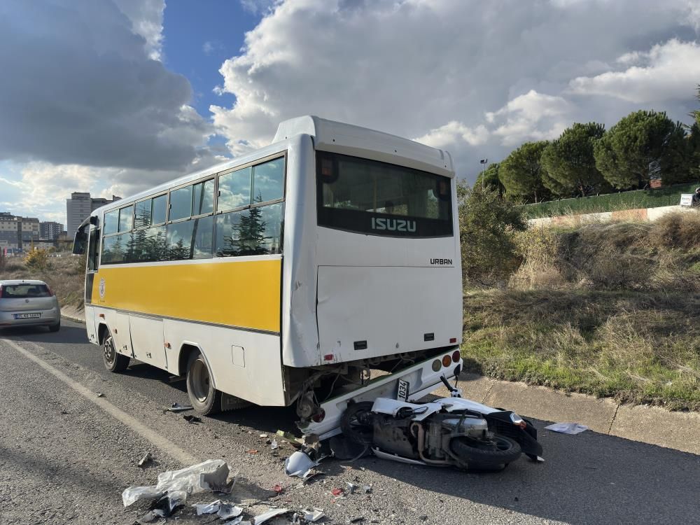 Motosiklet özel halk otobüsüne çarptı: 1 ölü, 1 ağır yaralı