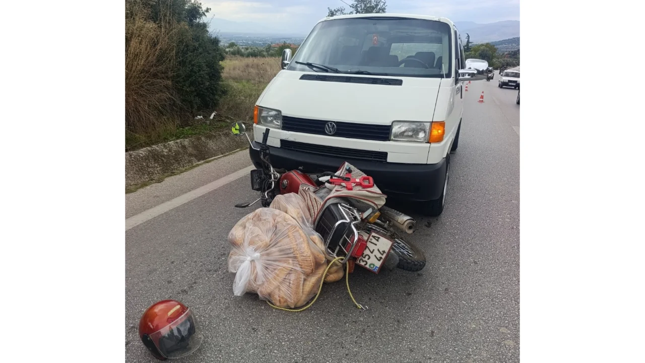 Ödemiş'te panelvanla çarpışan motosikletin sürücüsü yaralandı