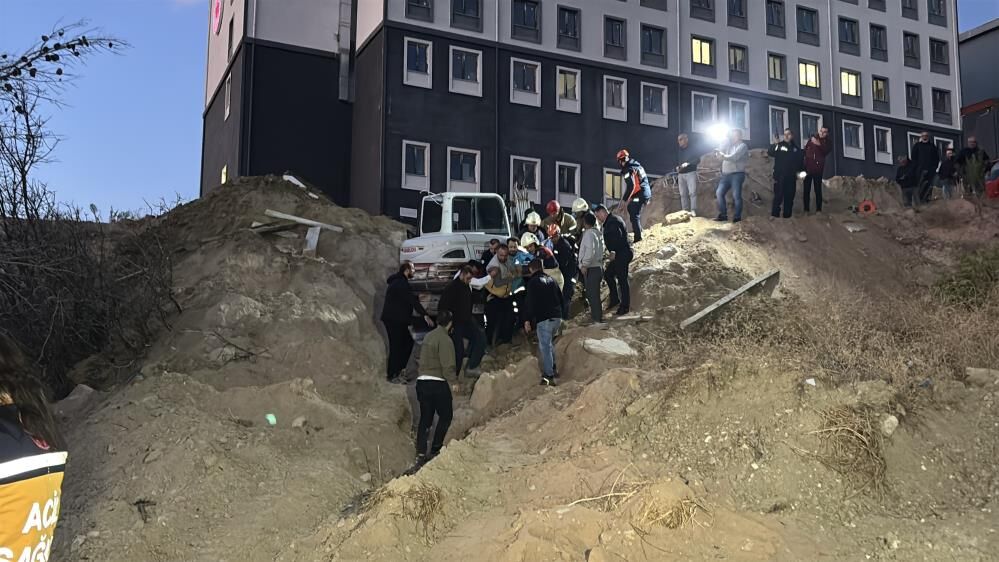 Öğrenci yurdu inşaatında göçük: Toprak altında kalan 2 işçi kurtarıldı