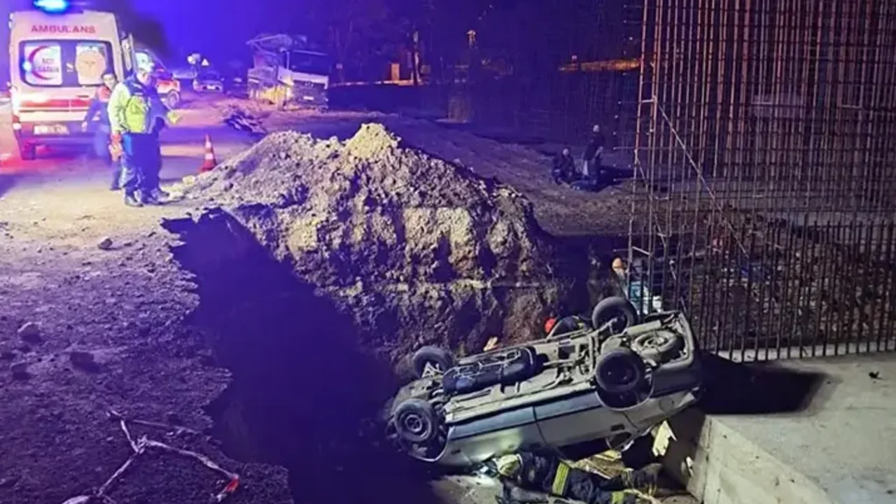 Yol çalışması nedeniyle açılan çukura düşen otomobil ters döndü: 1 ölü, 5 yaralı
