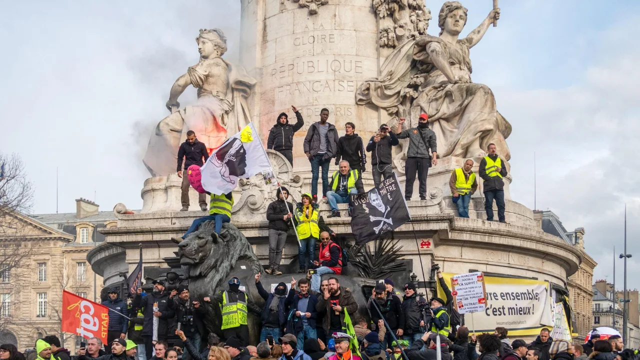 Paris'te kısmi sokağa çıkma yasağı ilan edildi