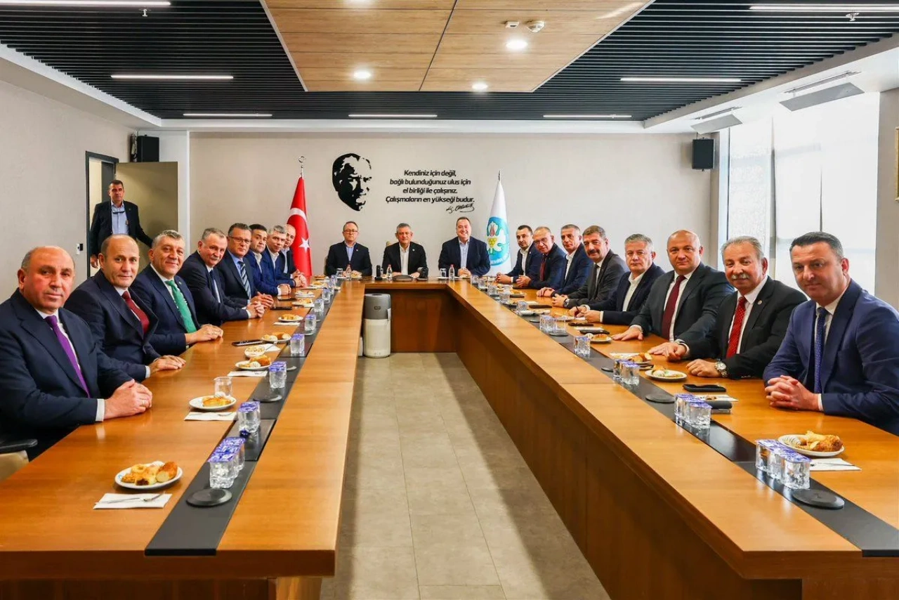 Parti Degisikligi Iddialarinin Golgesinde Manisa Da Kritik Bulusma Yenibakishaber (1)
