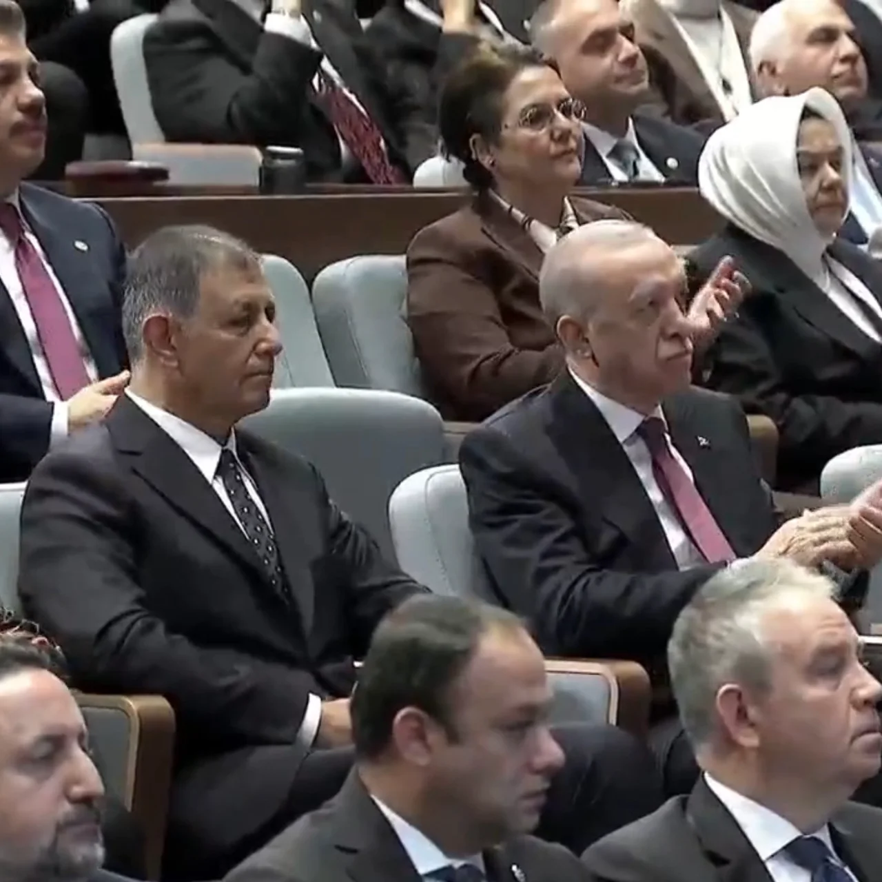 Rozet Oncesi Dikkat Ceken Kare Erdogan Ve Tugay Yan Yana
