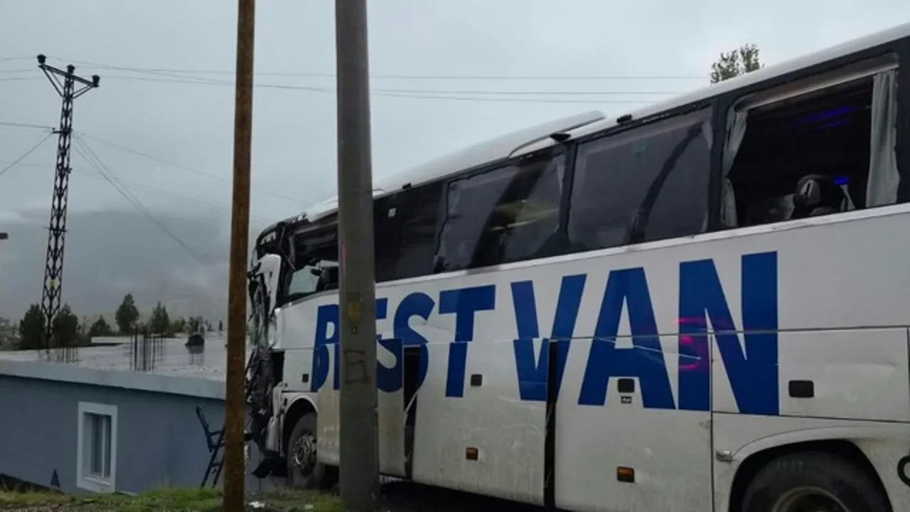 Sirnakta Yolcu Otobus Eve Carpti 1 Olu 14 Yarali (2)