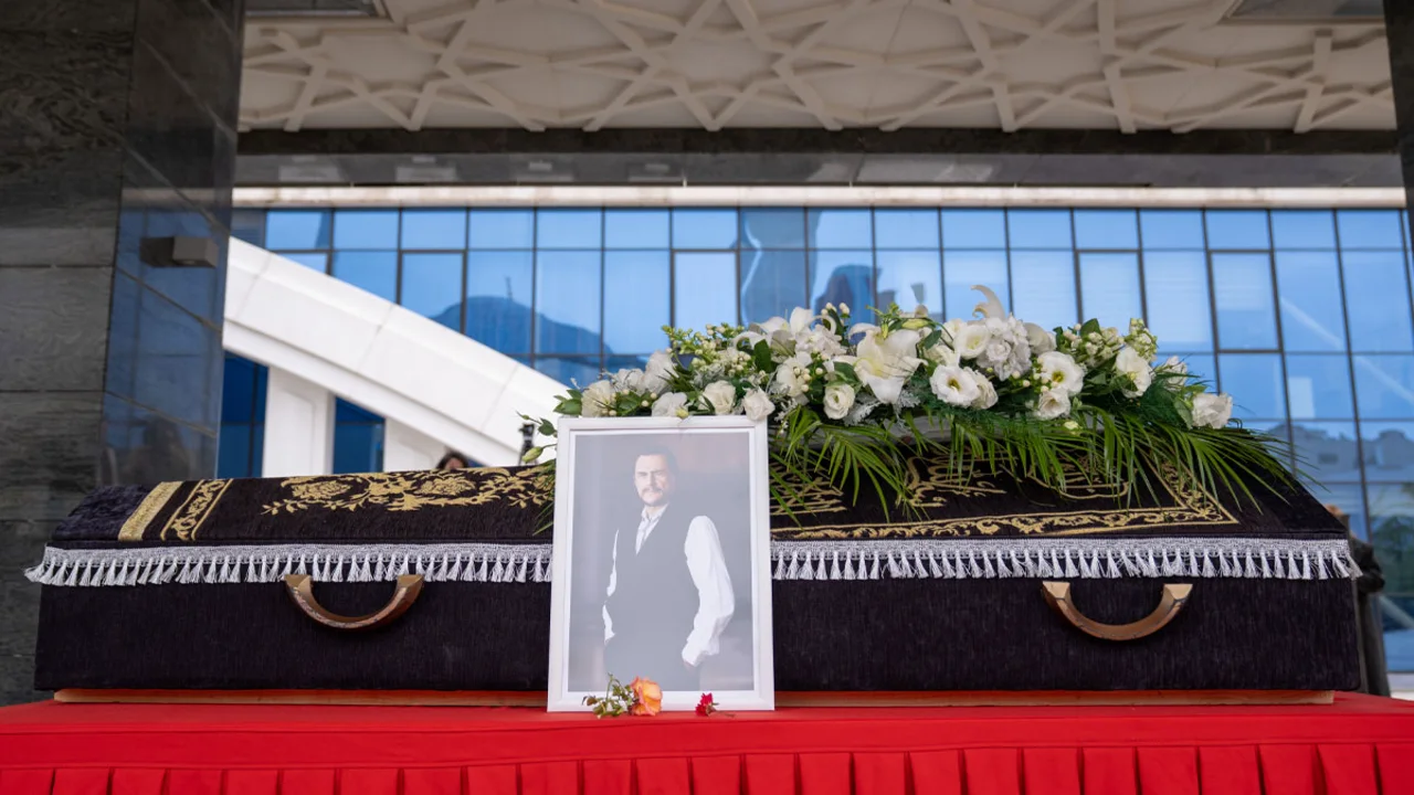 Turk Muziginin Usta Ismi Alpay Ankara Da Topraga Verildi Yenibakishaber