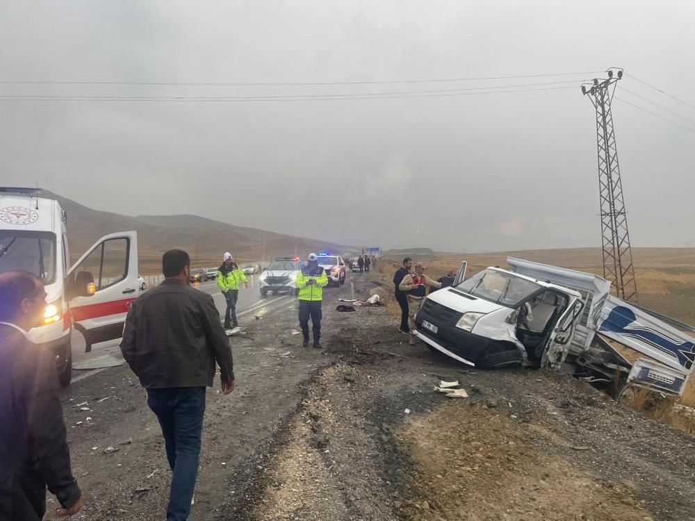 Üç araç birbirine girdi: 3'ü ağır 10 yaralı!