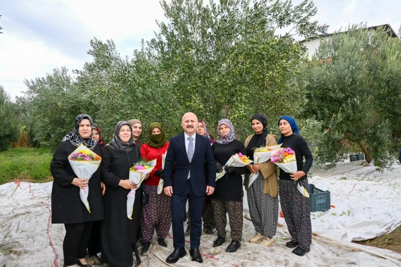 Vali Varol Kadin Ciftcilerin Hasat Heyecanina Ortak Oldu Yenibakishaber (1)