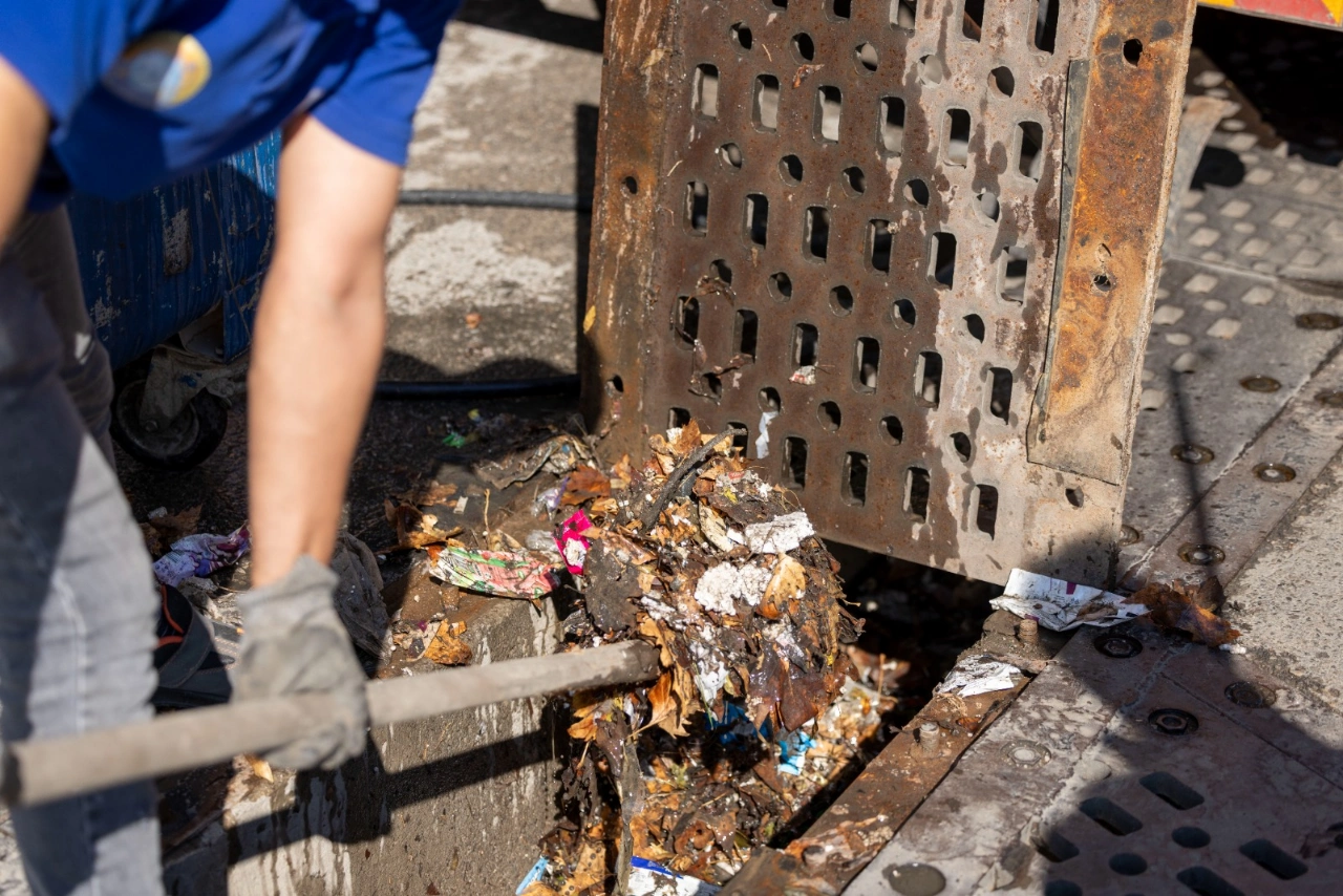 Yagmur Oncesi Izmir De Izgaralar Tek Tek Temizleniyor Yenibakishaber (2)