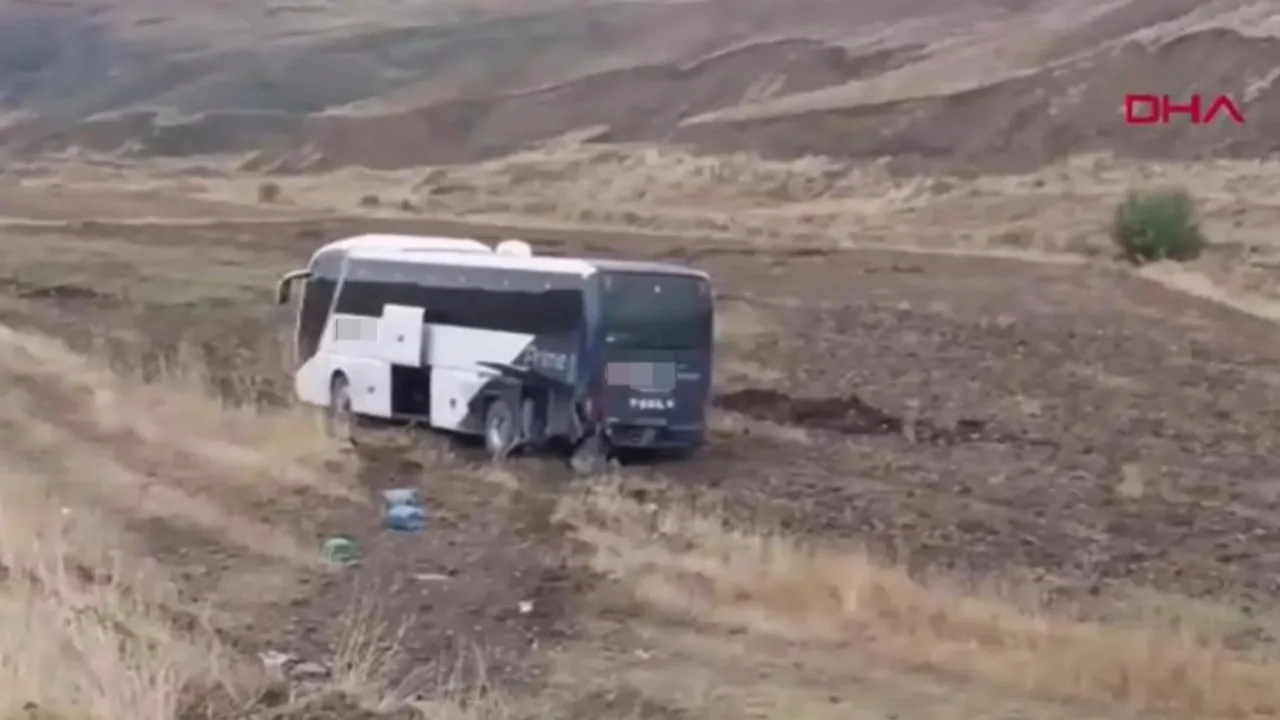 Yolcu otobüsü tarlaya girdi: 2'si çocuk 9 yaralı